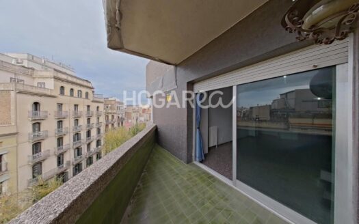 PISO ALTO EN ZONA PRIVILEGIADA DE BARCELONA CON 3 HABITACIONES, BALCÓN Y ASCENSOR.  A 10 MINUTOS DE LA PLAYA